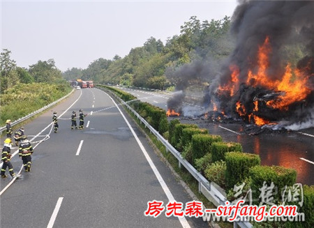 湖北高速公路上装满家具的半挂车起火