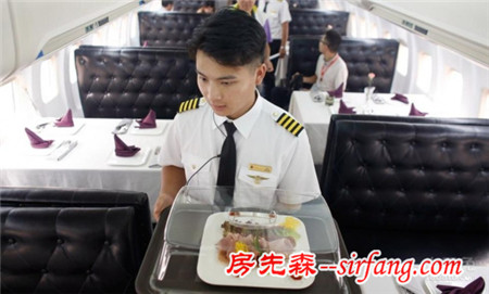 首家飞机餐厅开业 服务员以空乘标准进行选拔