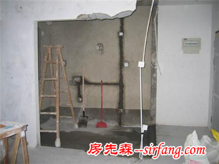 老婆脑洞大开，把所有墙敲了做柜，老公亲自施工