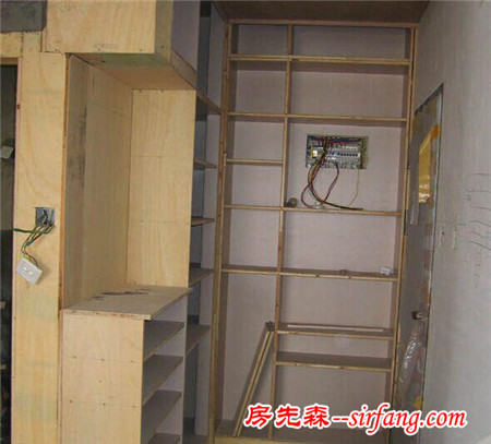 老婆脑洞大开，把所有墙敲了做柜，老公亲自施工