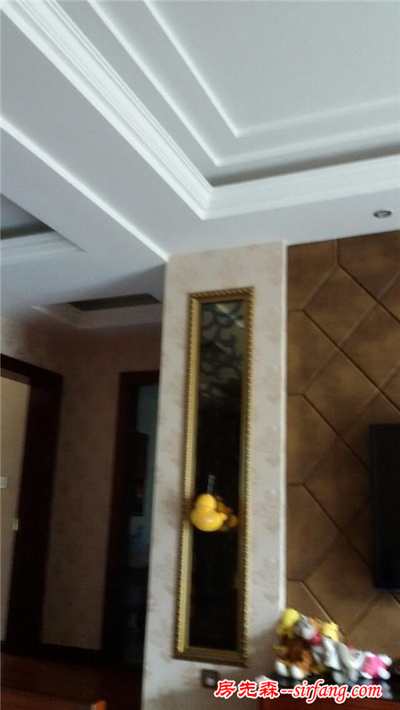 你們家電視背景墻長(zhǎng)什么樣？是瓷磚好還是壁紙好？