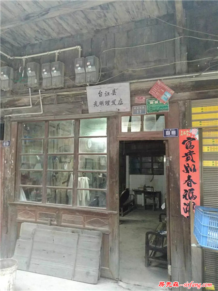 61年的理发老店，木质凳椅成古董