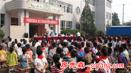 金大门业携扶贫基金会为朱食小学送去爱心包裹