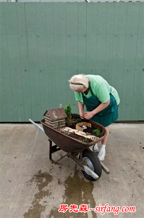 八十岁老奶奶，亲手教你做一个手推车上的微缩花园