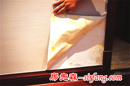高科技精裝房小區(qū)的門竟然是“紙”做的