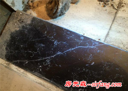新房还没搬进去浴室过门石就裂了，担心会有霉运！
