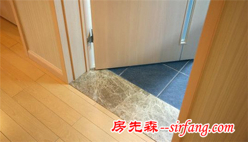 新房还没搬进去浴室过门石就裂了，担心会有霉运！