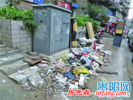 上护国路人行道现大量装修垃圾 迫行人下车绕行