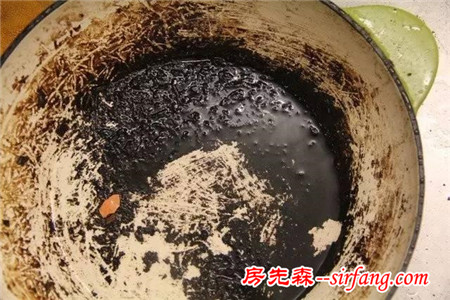 难洗的锅底污渍竟然可以这么省力的刷干净！烧焦痕、油渍...真的太过瘾了！