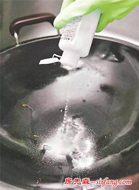 难洗的锅底污渍竟然可以这么省力的刷干净！烧焦痕、油渍...真的太过瘾了！