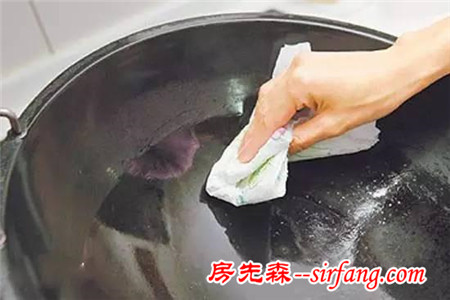 难洗的锅底污渍竟然可以这么省力的刷干净！烧焦痕、油渍...真的太过瘾了！