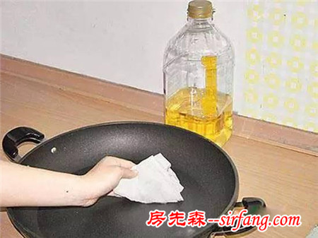 难洗的锅底污渍竟然可以这么省力的刷干净！烧焦痕、油渍...真的太过瘾了！