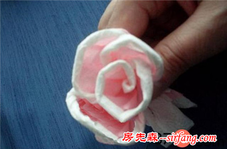巧妙的利用餐巾纸制作玫瑰花折纸图解教程