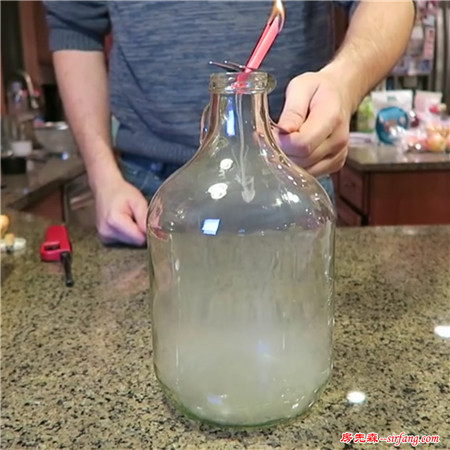 玻璃瓶装满白色烟雾，倒入透明液体后能产生蓝色火焰