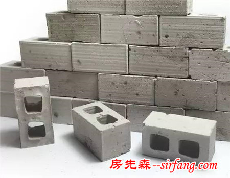 她将大家看不上眼的空心砖捡回家，摆好后，看见的都跑去搬砖了
