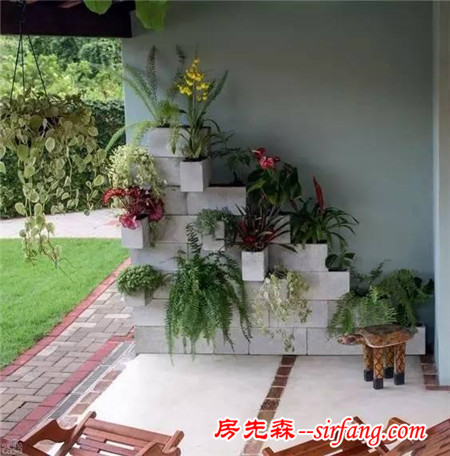她将大家看不上眼的空心砖捡回家，摆好后，看见的都跑去搬砖了