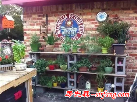 她将大家看不上眼的空心砖捡回家，摆好后，看见的都跑去搬砖了