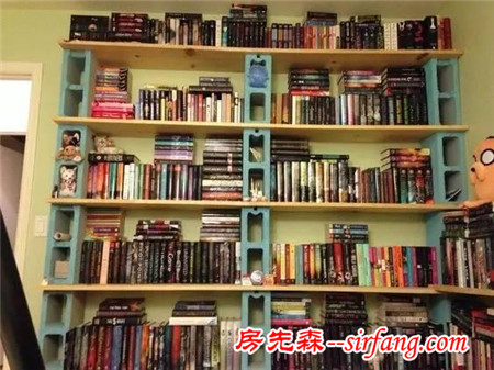 她将大家看不上眼的空心砖捡回家，摆好后，看见的都跑去搬砖了