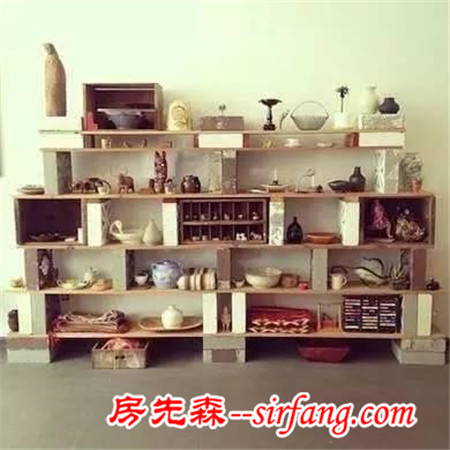 她将大家看不上眼的空心砖捡回家，摆好后，看见的都跑去搬砖了