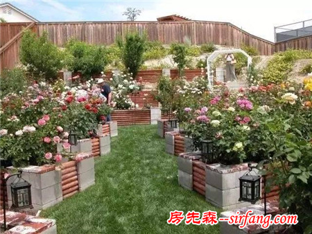 她将大家看不上眼的空心砖捡回家，摆好后，看见的都跑去搬砖了