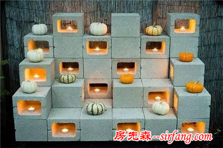 她将大家看不上眼的空心砖捡回家，摆好后，看见的都跑去搬砖了