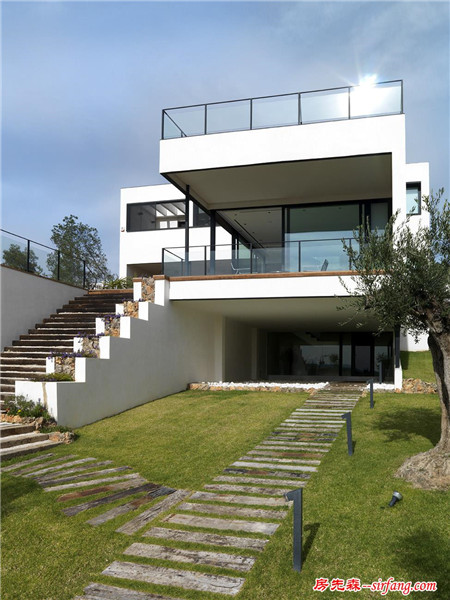 西班牙纯白现代别墅装修设计 纯白现代别墅装修设计效果图