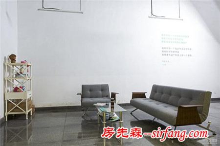 好在 在地铁里搭建了“一个不可思议的房子”