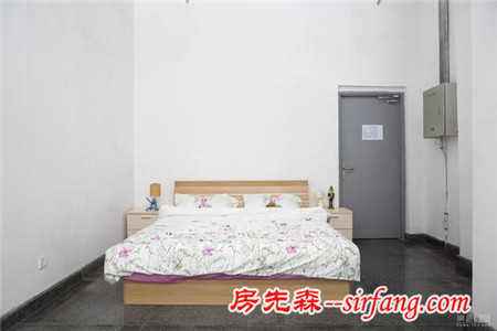 好在 在地铁里搭建了“一个不可思议的房子”