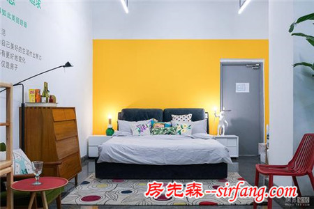 好在 在地铁里搭建了“一个不可思议的房子”