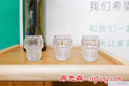 好在 在地铁里搭建了“一个不可思议的房子”