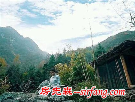 90后小情侣隐居深山诗意生活 建300平米别墅仅花6万