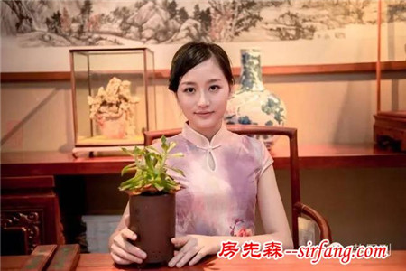 当美女遇上天价红木，你更爱哪个？