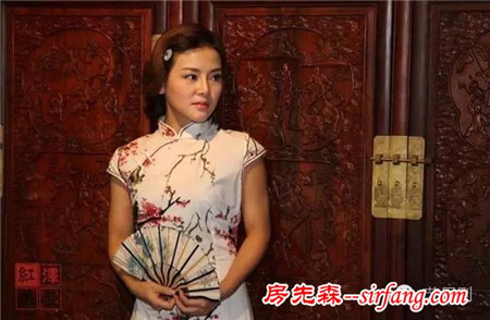 当美女遇上天价红木，你更爱哪个？