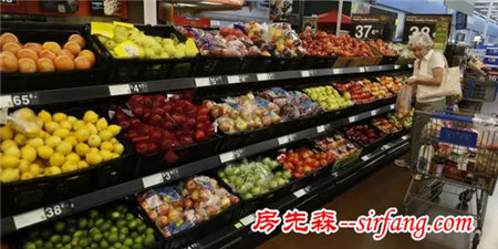 他70多岁高龄的美国老头，卖过期产品却获大赞