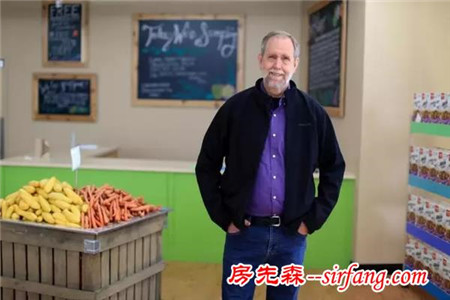 他70多岁高龄的美国老头，卖过期产品却获大赞