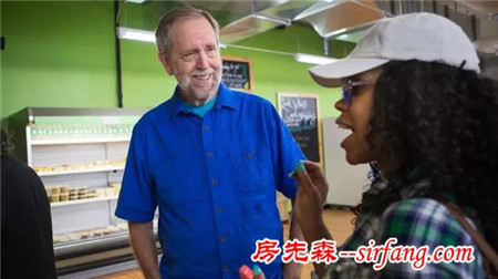 他70多岁高龄的美国老头，卖过期产品却获大赞