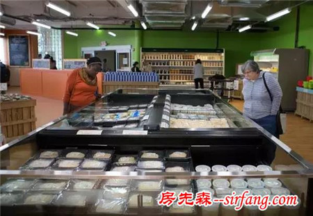 他70多岁高龄的美国老头，卖过期产品却获大赞