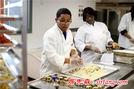 他70多岁高龄的美国老头，卖过期产品却获大赞