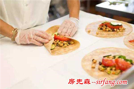 他70多岁高龄的美国老头，卖过期产品却获大赞