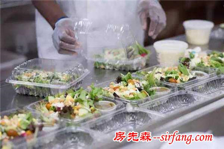 他70多岁高龄的美国老头，卖过期产品却获大赞