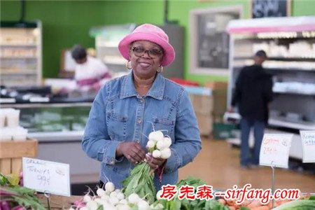 他70多岁高龄的美国老头，卖过期产品却获大赞