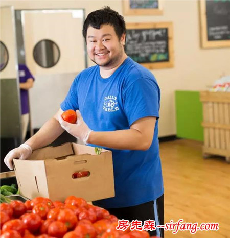 他70多岁高龄的美国老头，卖过期产品却获大赞