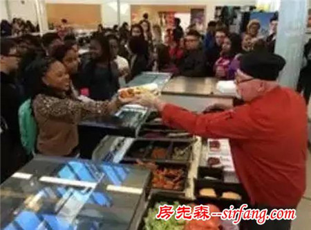 他70多岁高龄的美国老头，卖过期产品却获大赞