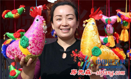 苏州艺人巧手制作香包鸡迎鸡年