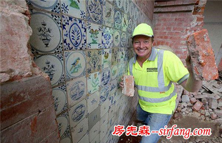 施工队拆迁发现异样瓷砖，专家鉴定后工人笑开了花！
