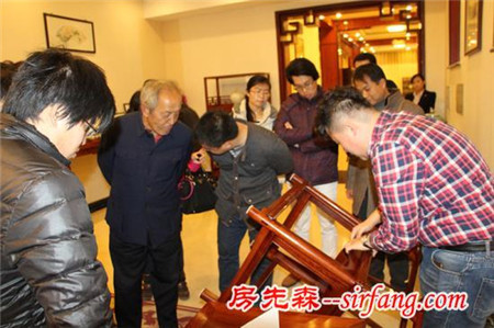 故宫修复专家王秀林参观宝德风红木家具展厅