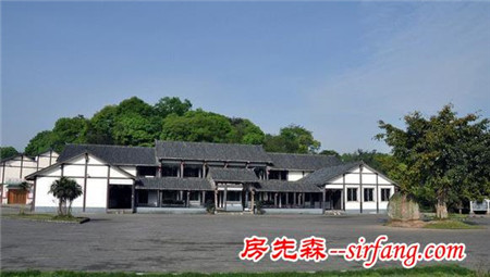 看到一个古建筑群 从门里走进去 里面让我眼界大开