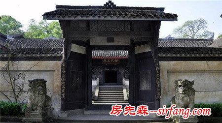 看到一个古建筑群 从门里走进去 里面让我眼界大开