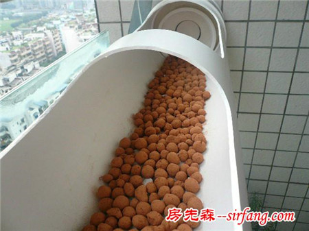 鄰居給PVC管鑿個洞就敢在陽臺上種菜，看完我也想要一個！