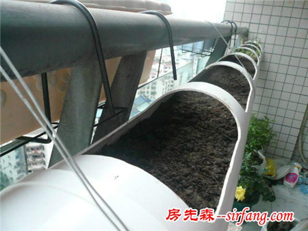 鄰居給PVC管鑿個洞就敢在陽臺上種菜，看完我也想要一個！